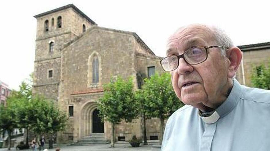 Ángel Garralda, ante la parroquia de San Nicolás de Bari, en Avilés, mientras habla con LA NUEVA ESPAÑA.