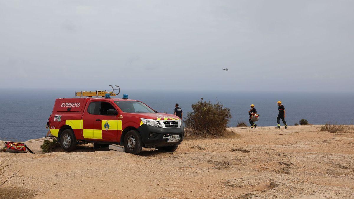 Imatge del rescat de l&#039;home que ha mort en caure per un penya-segat a Formentera