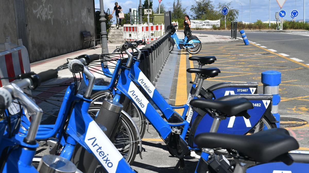 Estaciones de bicicletas de BiciCoruña y BiciArteixo en la avenida de Meicende