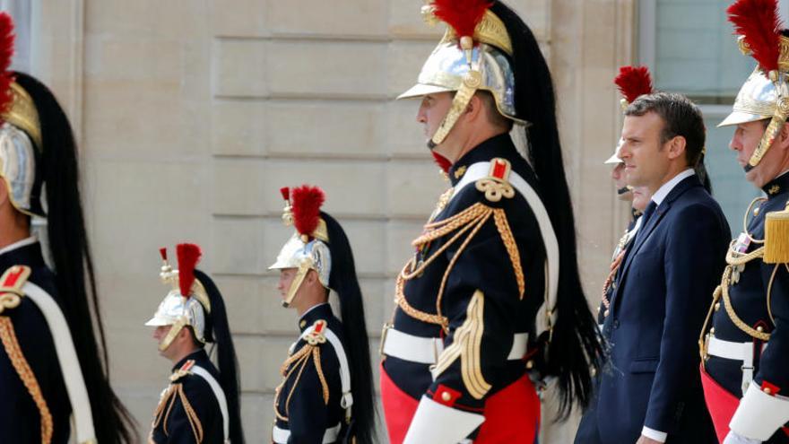 Macron espera con la guardia fuera del Elíseo.