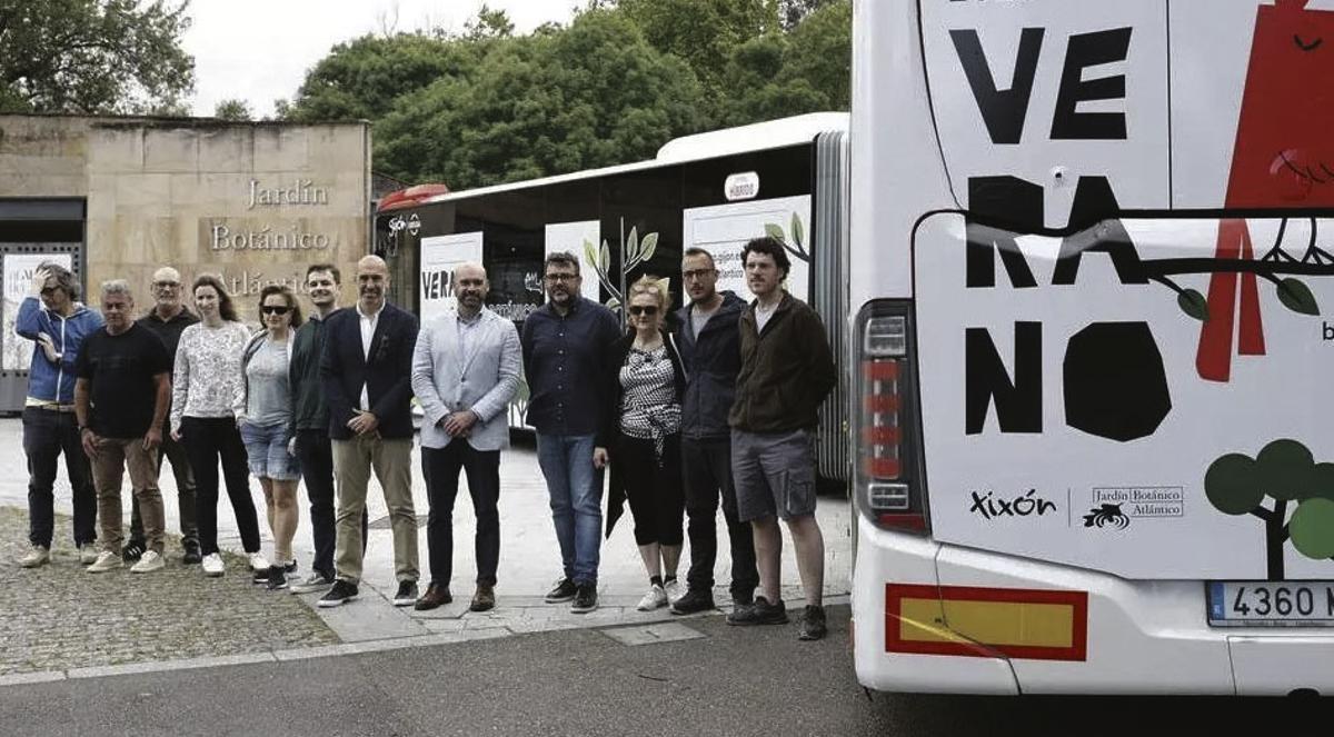 Un autobús, a la entrada del Botánico, durante el acto de presentación de la campaña veraniega en la instalación municipal.