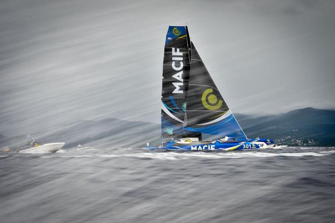 Francois Gabart, patrón francés, navega su último MACIF multihull en Pointe-a-Pitre, en la isla de Guadalupe, en las Indias occidentales francesas, antes de cruzar la línea situada en segundo lugar de la carrera en solitario Route du Rhum.