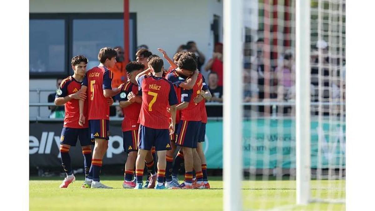 Andrés Cuenca, a la izquierda, celebra con sus compañeros uno de los goles de España a Croacia, en la semifinal del Europeo sub 19.