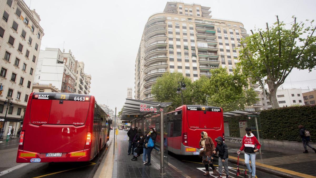 Parada de autobús de la EMT, ubicada en el centro de Valencia.