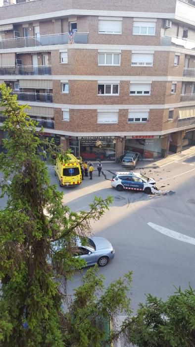 Espectacular accident entre un cotxe dels Mossos i un altre vehicle a Manresa