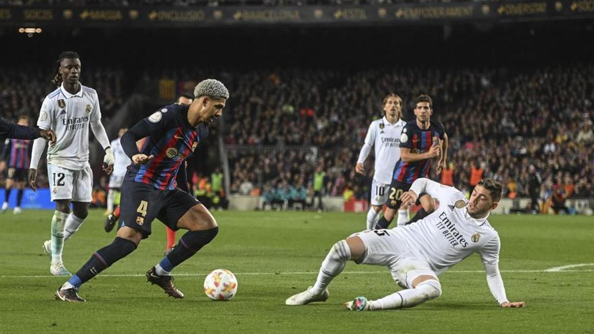 Araujo encara a Valverde durante el partido de vuelta de las semifinales de la Copa del Rey entre el FC Barcelona, Barça, y el Real Madrid.