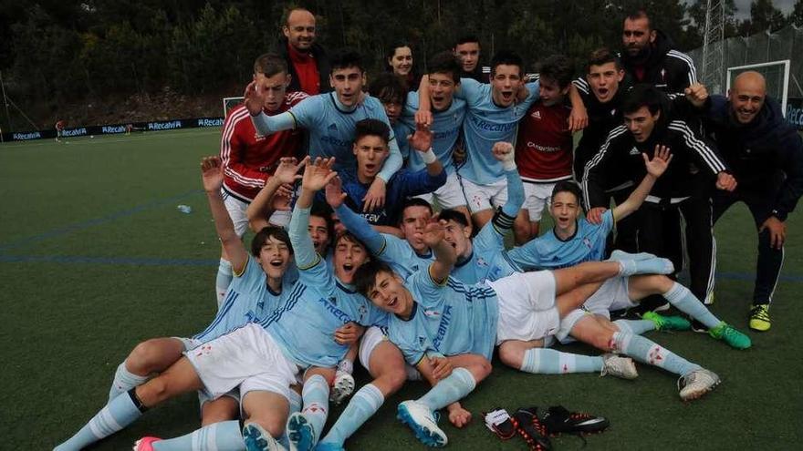 Los componentes del equipo cadete celebran el título. // Eugenio Álvarez