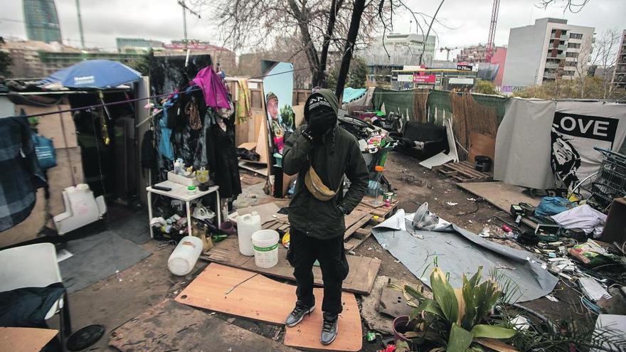 Mohamed, un joven senegalés que malvive en uno de los 500 asentamientos que se localizan en Barcelona.