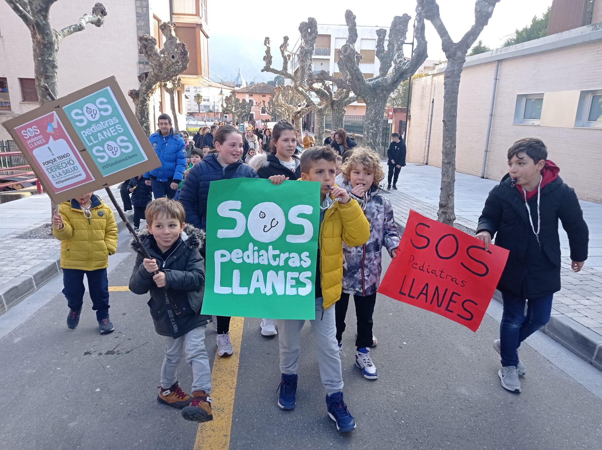 Manifestación en Llanes ante la falta de pediatras