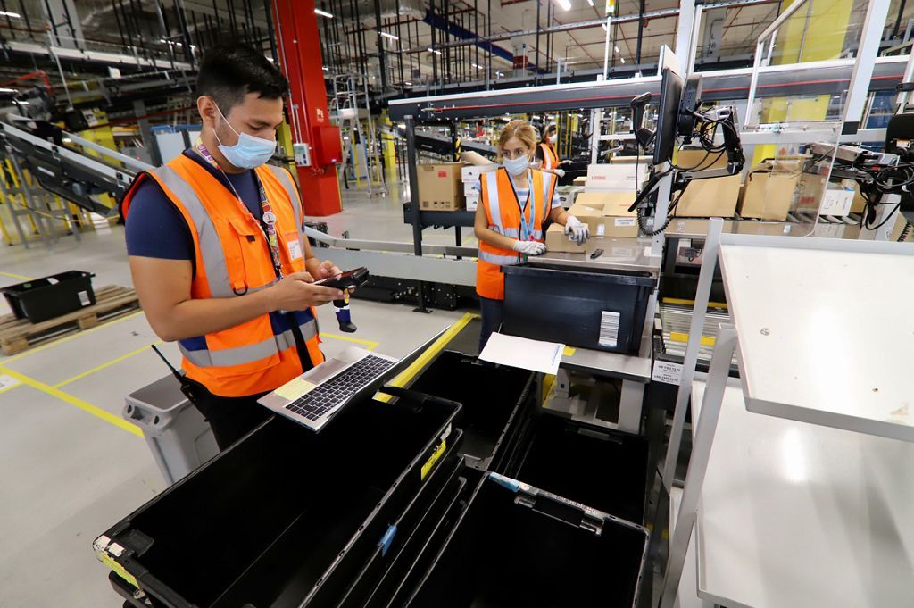 Inauguración del centro logístico de Amazon en Murcia