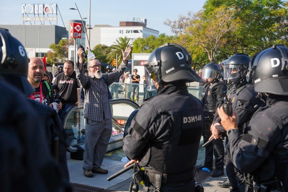 La feria inmobiliaria The District de Barcelona abre entre protestas de activistas
