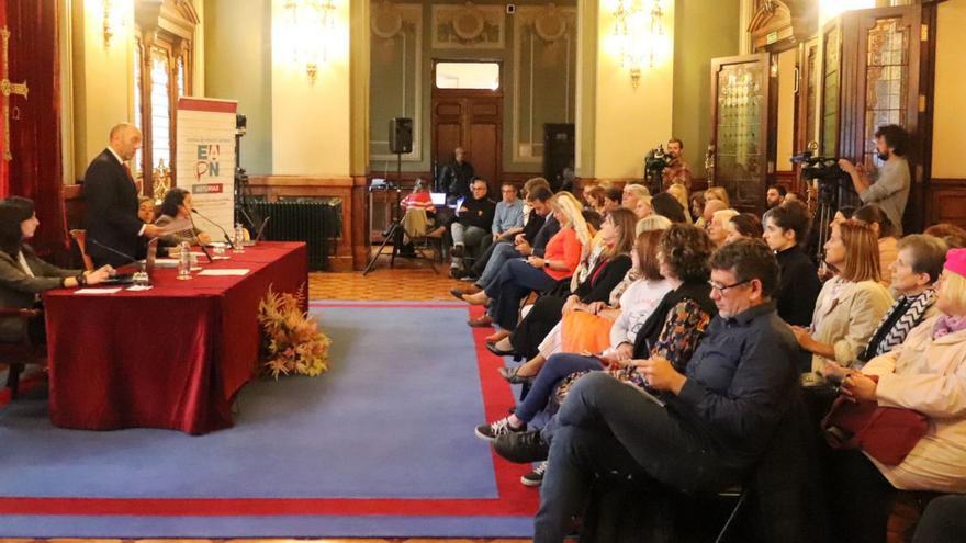 El presidente de la Junta, Juan Cofiño, en su intervención en la presentación del informe sobre el estado de la pobreza en Asturias, que tuvo lugar en el salón Europa del Parlamento asturiano.