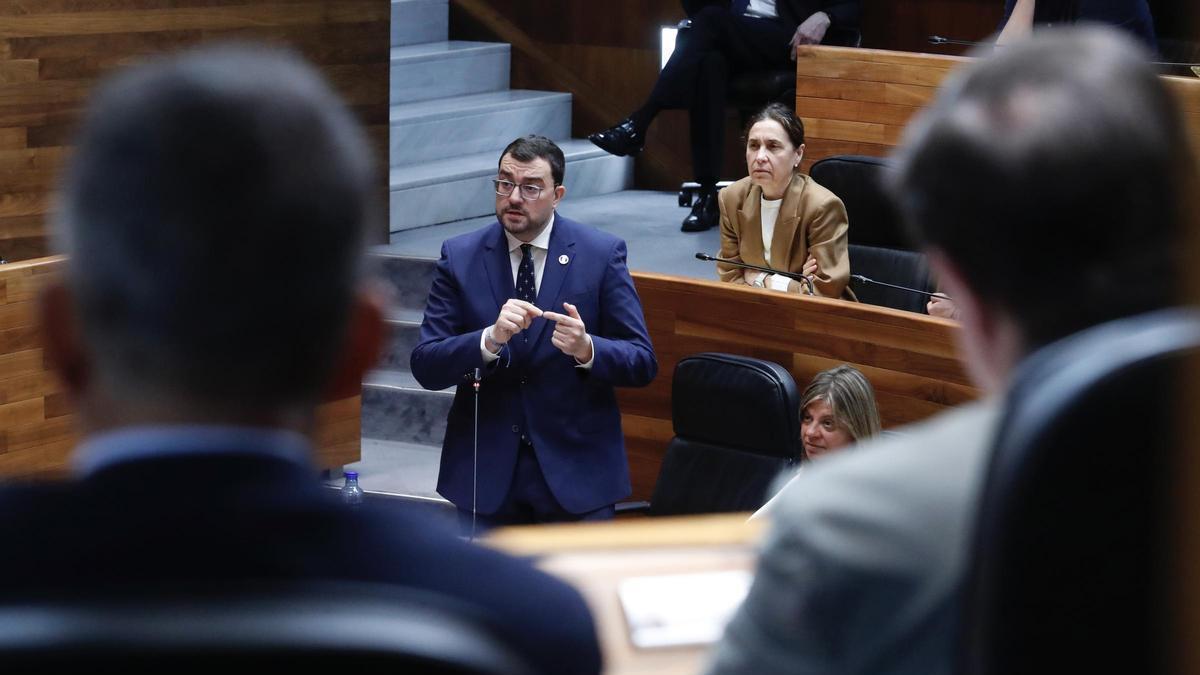 Adrián Barbón, durante un pleno.