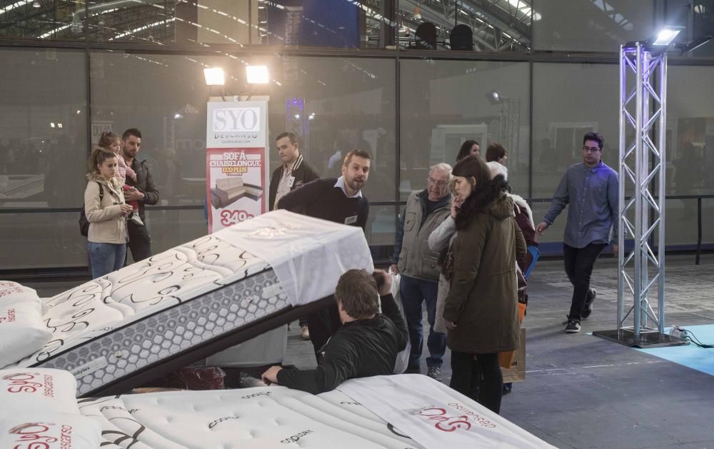 Cientos de visitantes descubren las novedades en el sector de los electrodomésticos, los muebles y la decoración en la primera Feria Hogar Factory de Vigo.