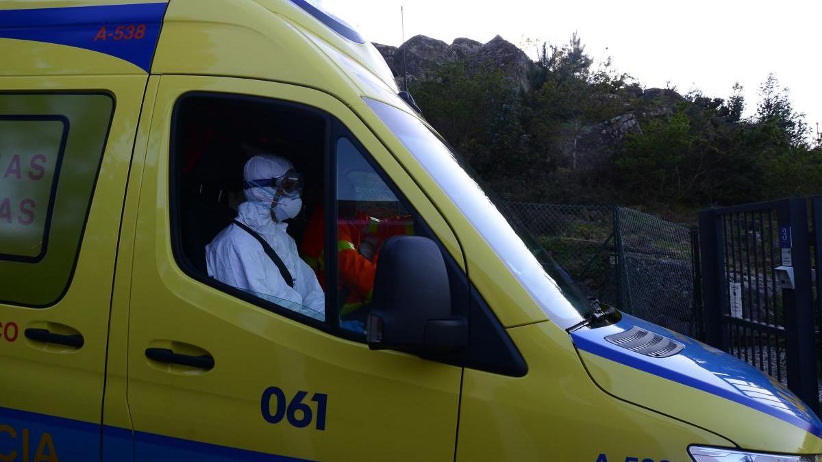 Personal de urgencias en una ambulancia del 061. // Gonzalo Núñez