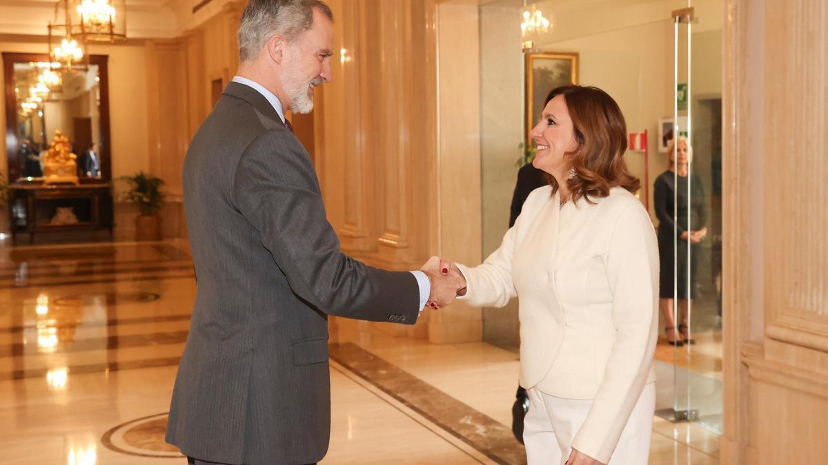 María José Catalá saluda al rey Felipe VI en el Palacio de la Zarzuela