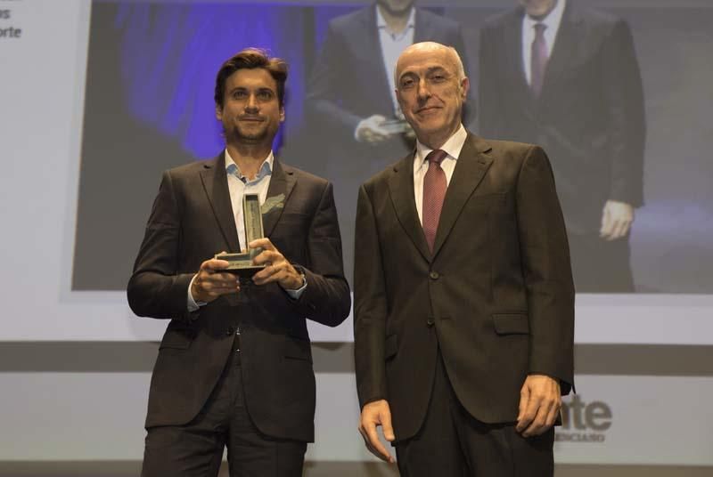 David Ferrer recibe el premio de manos de Juan Antonio López de Zuazo