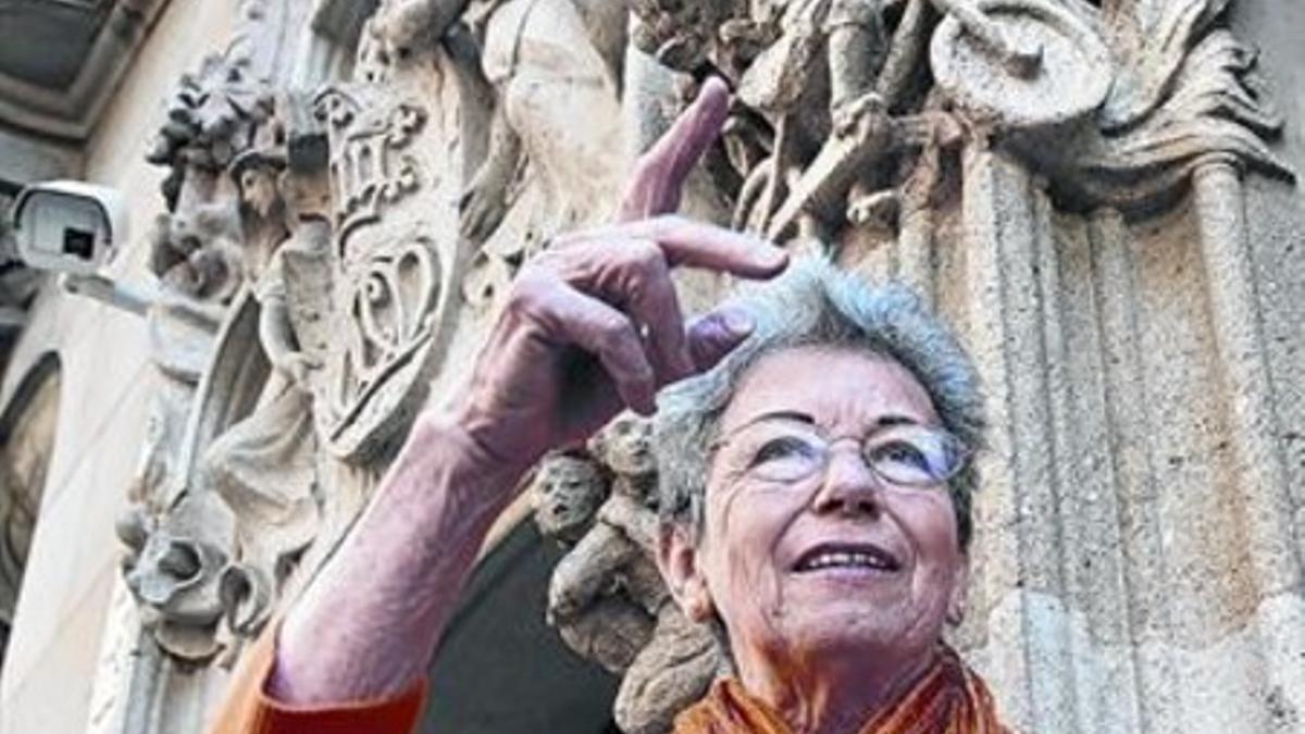 Danielle Baudot Laksine, en la puerta del Palau Macaya. Sobre su cabeza, la escultura de la ciclista.