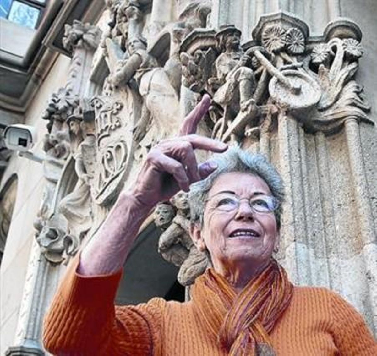 Danielle Baudot Laksine, a la porta del Palau Macaya. Sobre el seu cap, l’escultura de la ciclista. Danielle Baudot Laksine, a la porta del Palau Macaya. Sobre el seu cap, l’escultura de la ciclista.