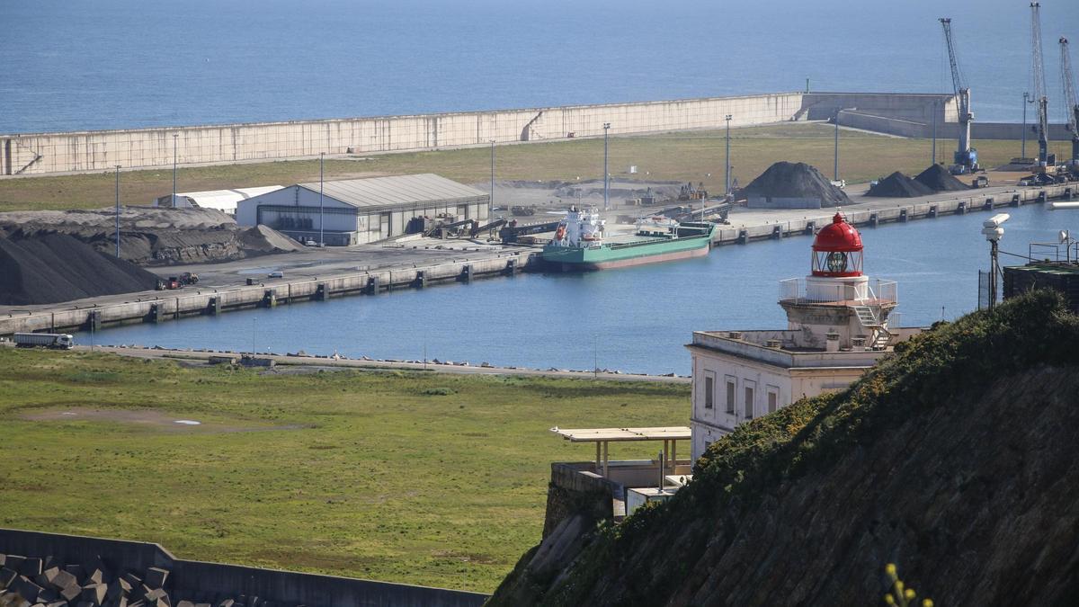 Entorno del Puerto con el Faro de Torres, en primer término.