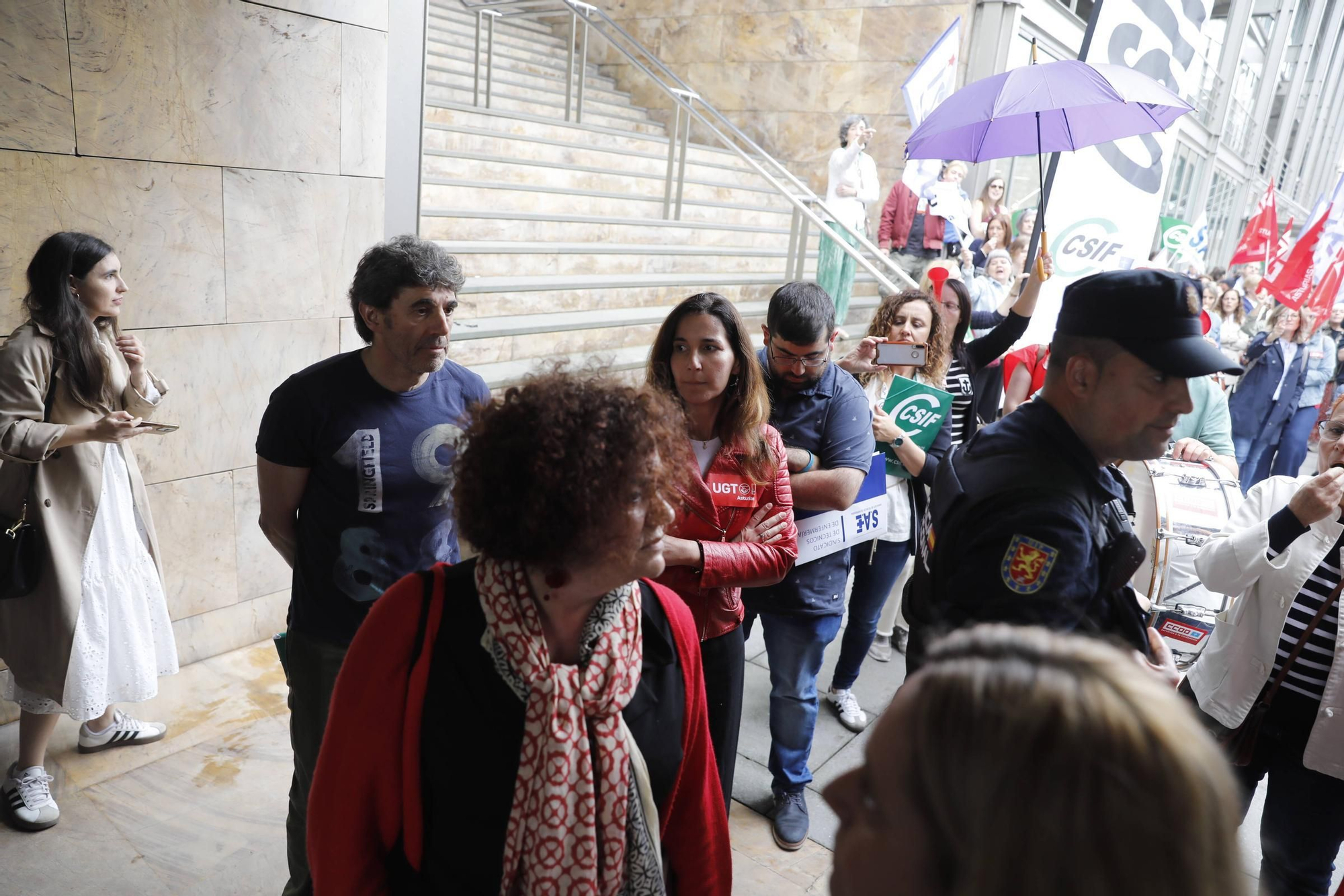 Concentración de los trabajadores del ERA para reclamar la equiparación con los servicios del Sespa