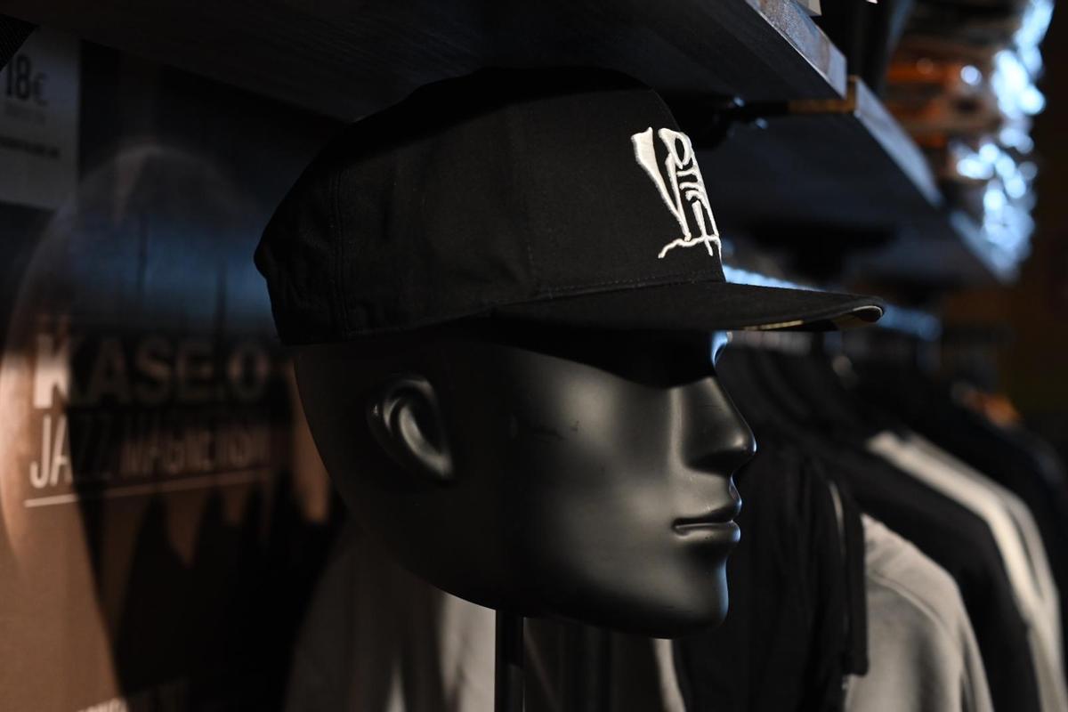 Los Violaldores del Verso inauguran su nueva tienda
