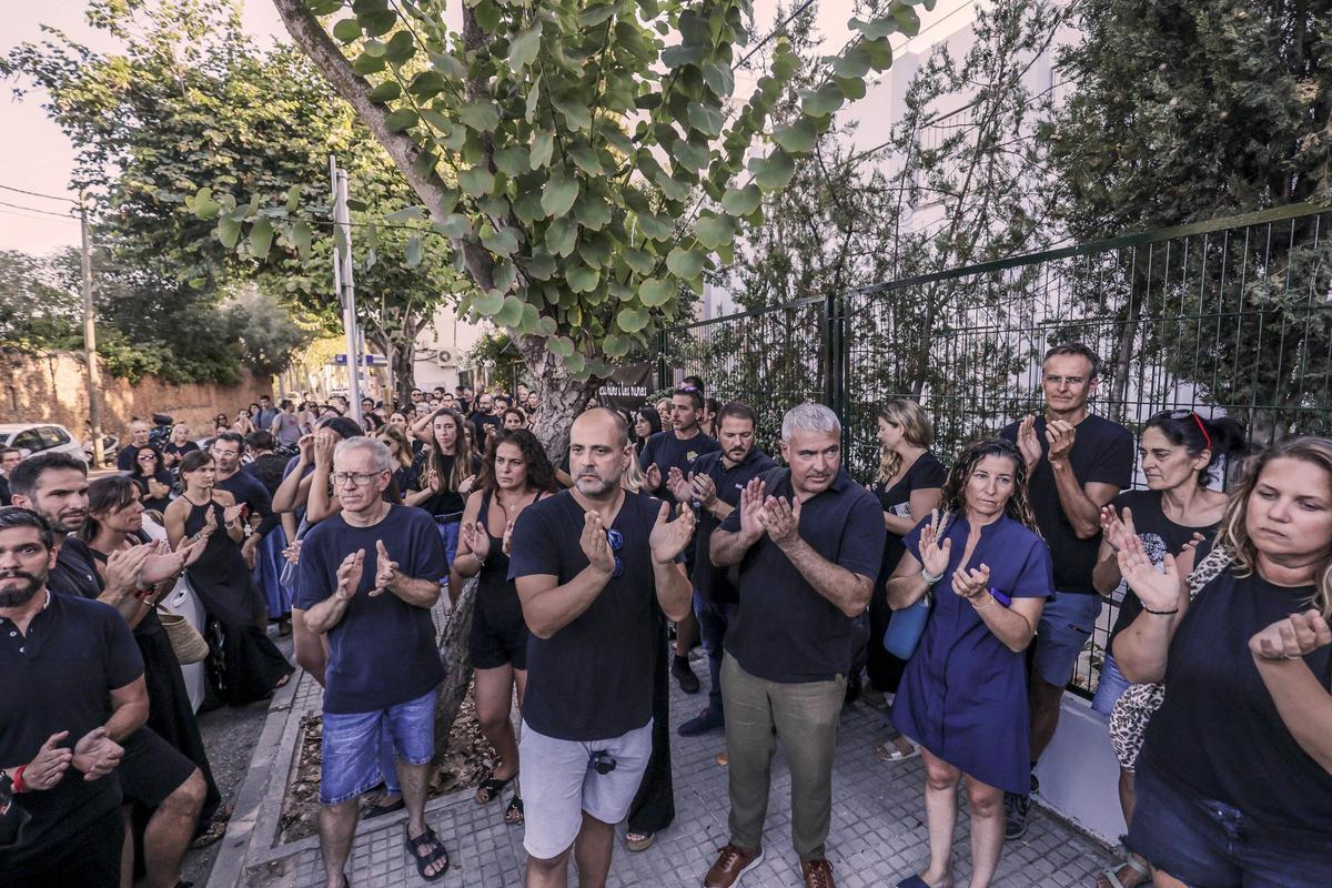 Concentración de familias vestidas de negro del pasado martes frente al CEIP Maria Antònia Salvà