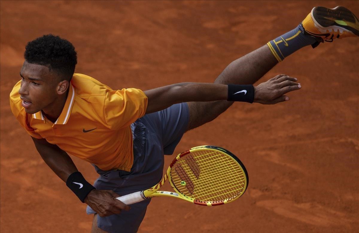 El tenista canadiense Felix Auger-Aliassime en el partido de treintaidosavos de final del Mutua Madrid Open que disputa ante el español Rafael Nadal, en la Caja Mágica en Madrid.