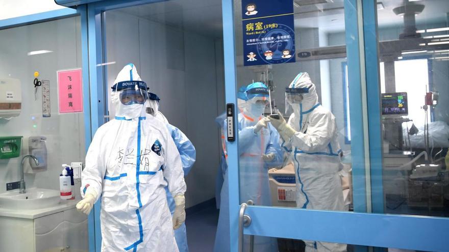 Doctores en un hospital de Wuhan, China, al inicio del brote. |   // DPA