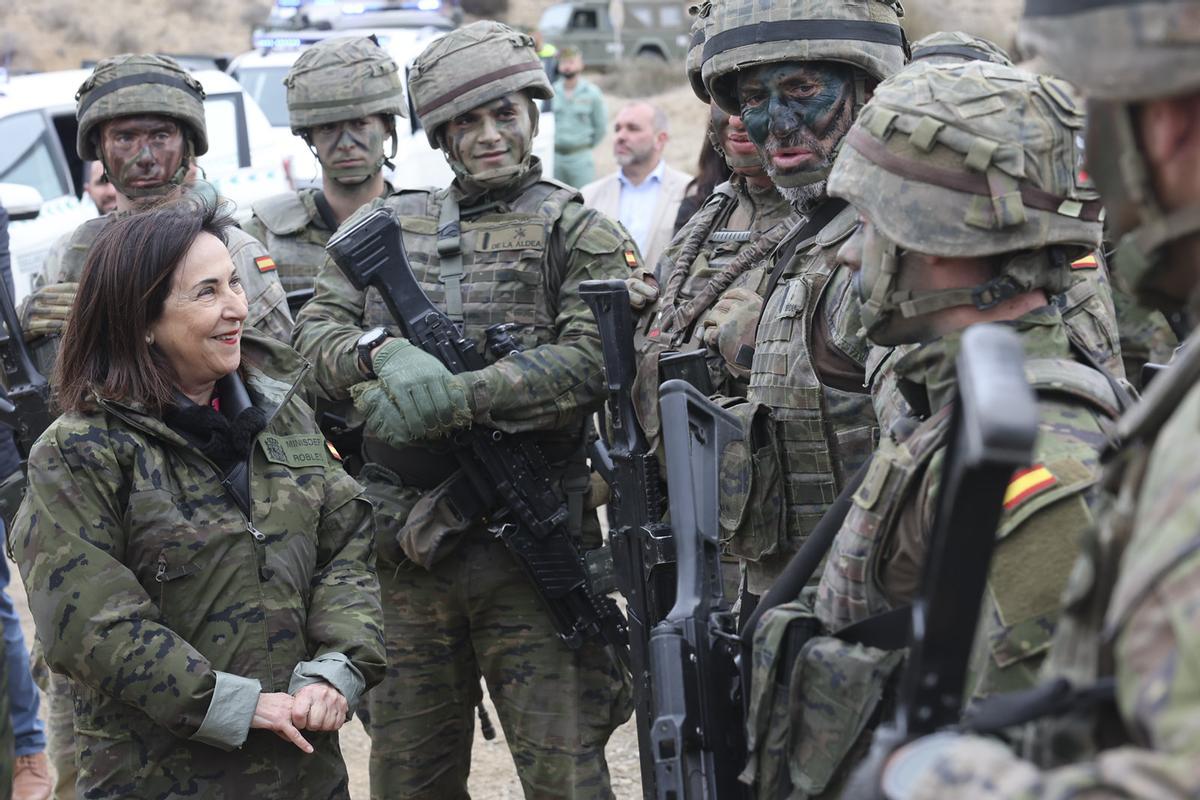 La ministra de Defensa, Margarita Robles, con la Brigada Rey Alfonso XIII II de la Legión en la Base Álvarez de Sotomayor en Viator, Almería.