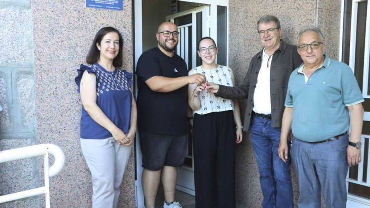 Entrega de las llaves a los inquilinos, en Muíños.