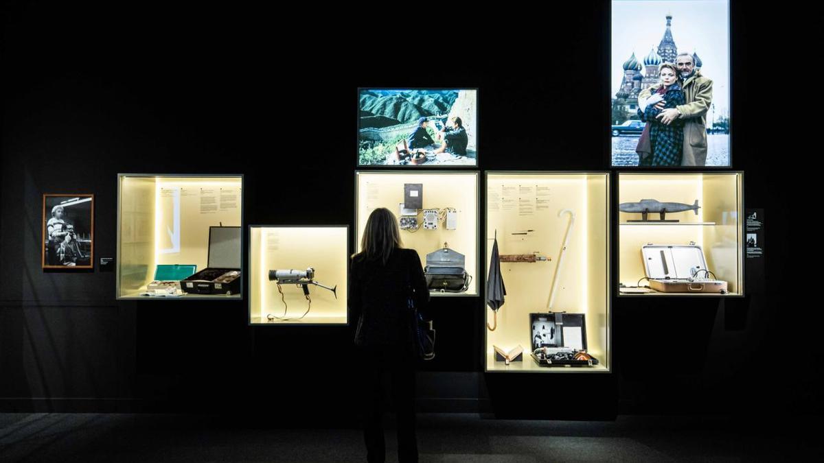 Algunos de los objetos que se exponen en la muestra del CaixaForum València.