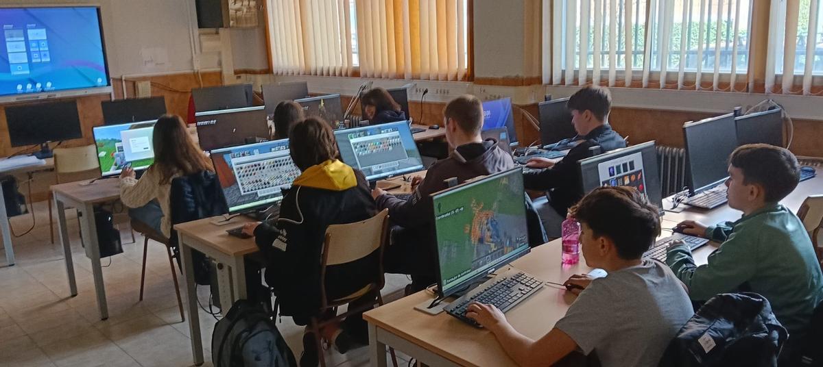 Los alumnos, trabajando en el proyecto.
