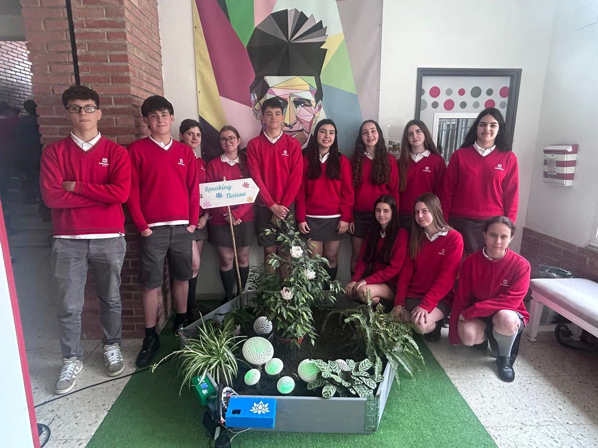 Alumnado del colegio Salesianos Santo Ángel con el proyecto.