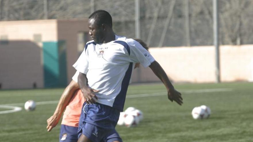 El delantero nigeriano del FC Cartagena Akinsola durante uno de los entrenamientos del equipo en el campo de Ciudad Jardín.