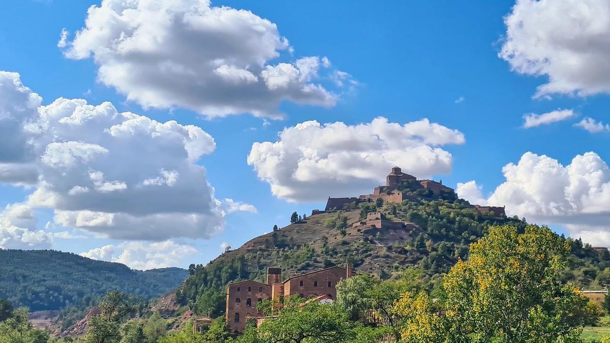 El castell de Cardona amb núvols de cotó fluix.