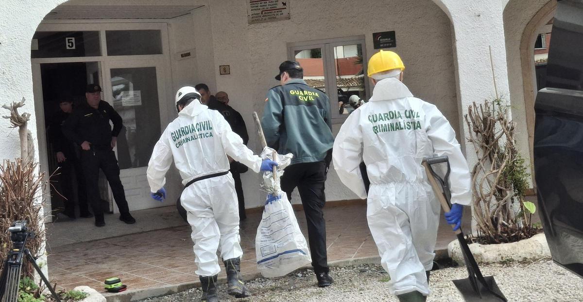 Los especialistas de la Guardia Civil acceden a la finca para investigar la causa del incendio