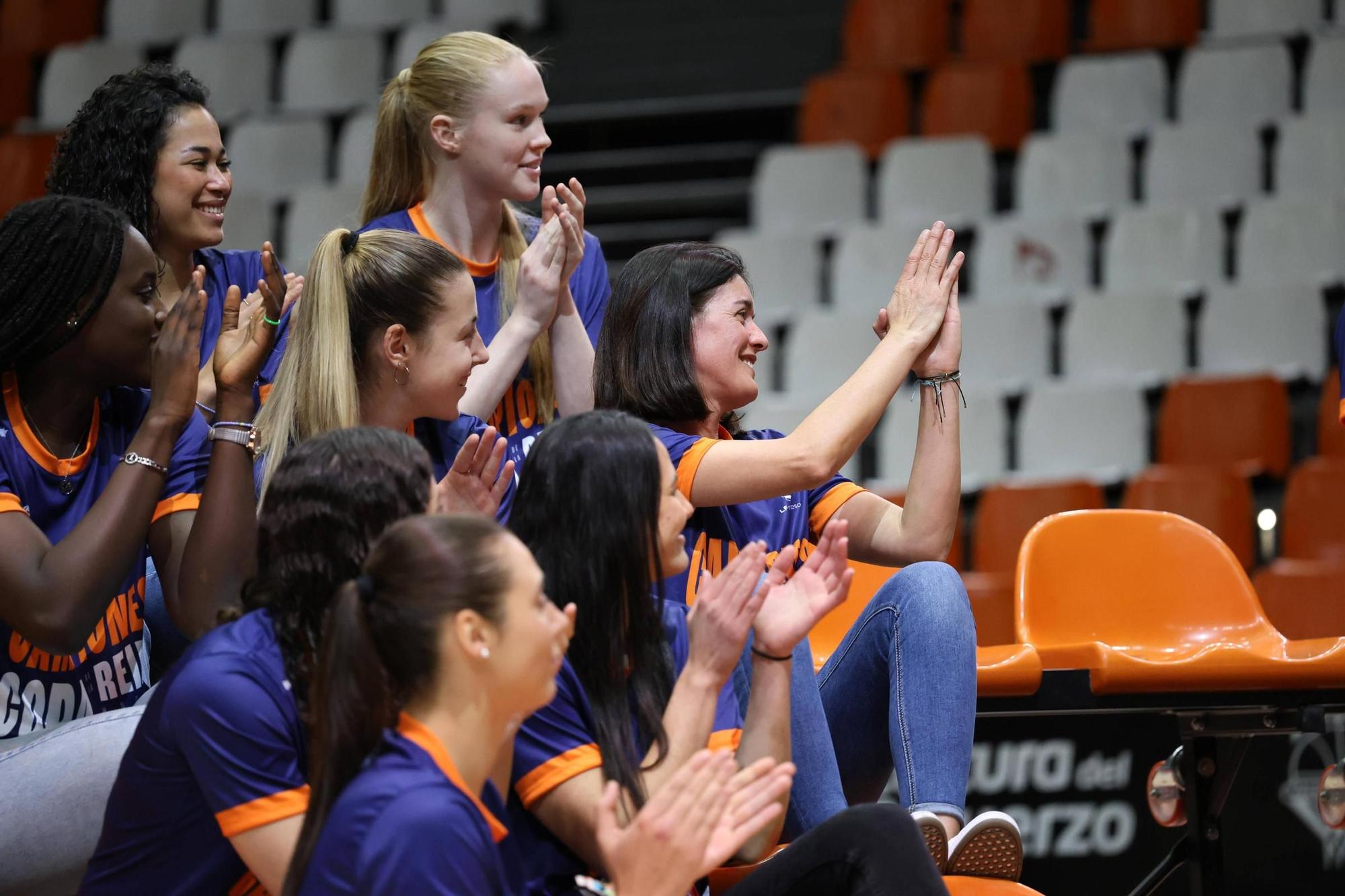 El Valencia Basket celebra a lo grande la Copa de la Reina con su afición