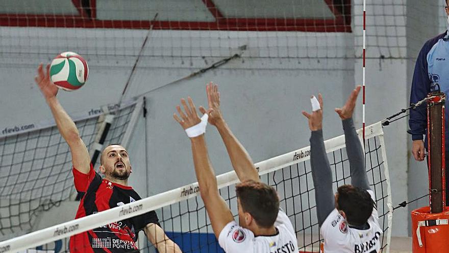 Un lance del partido disputado ayer en Coia. | // RICARDO GROBAS