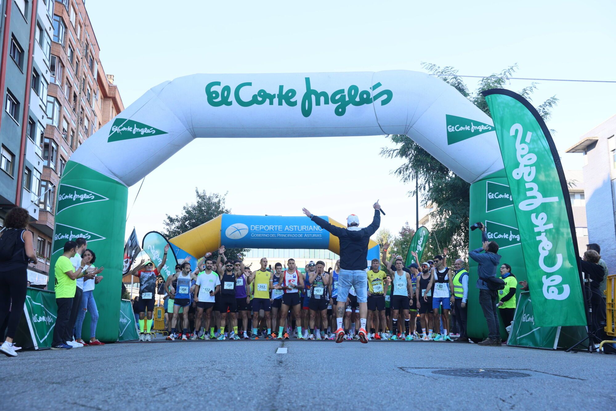 Marco García y Lola Pérez reinan en una media maratón “de récord” en Oviedo