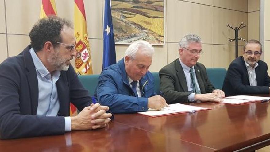 Firmado el convenio para poner en marcha el regadío social en Sarrión