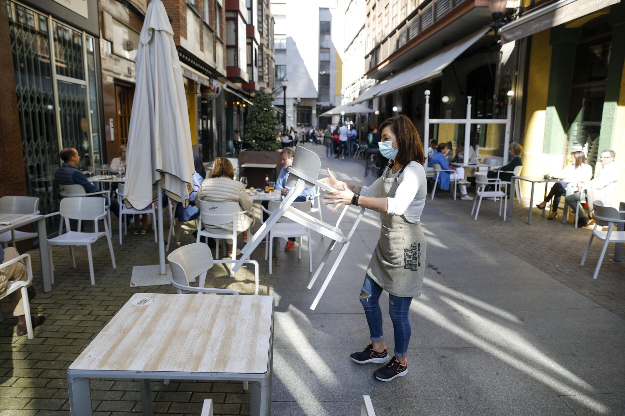 Las terrazas se repliegan en Gijón entre peticiones de "flexibilidad"