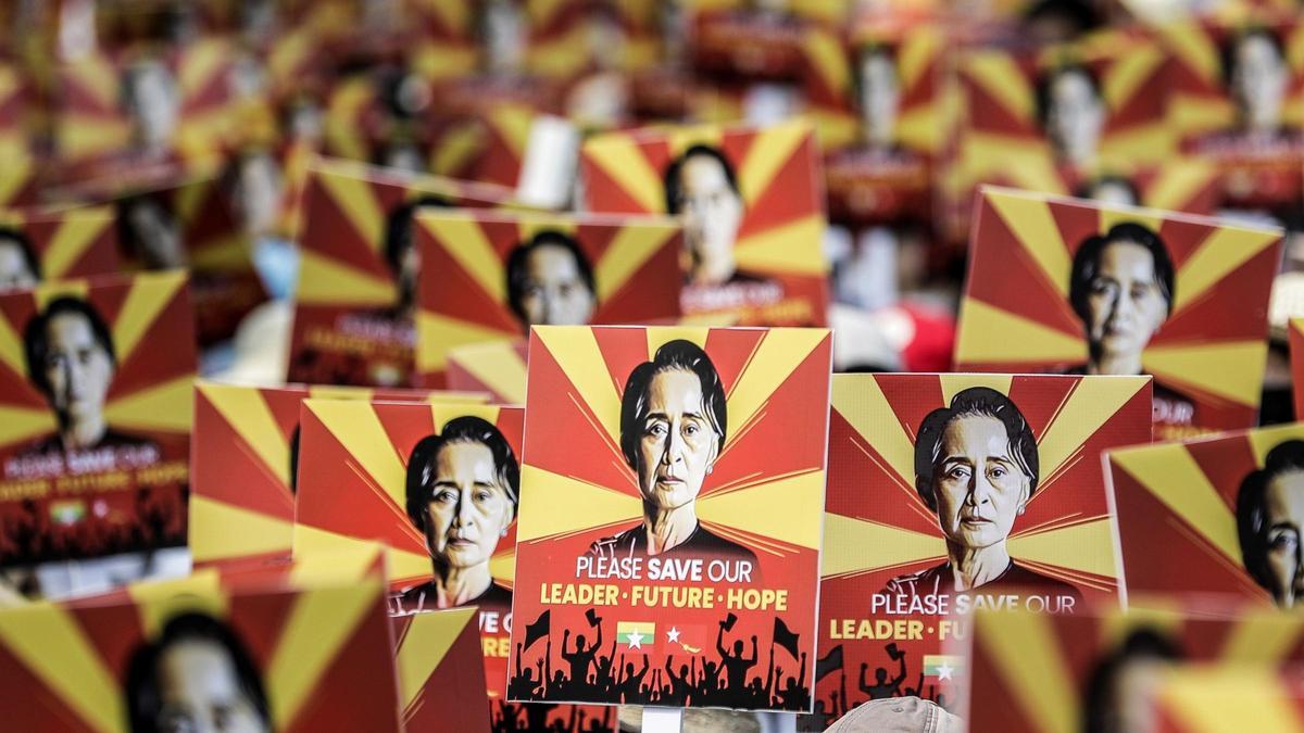 Simpatizantes de la depuesta líder birmana Aung San Suu Kyi protestan a las puertas de la embajada china en Rangún.