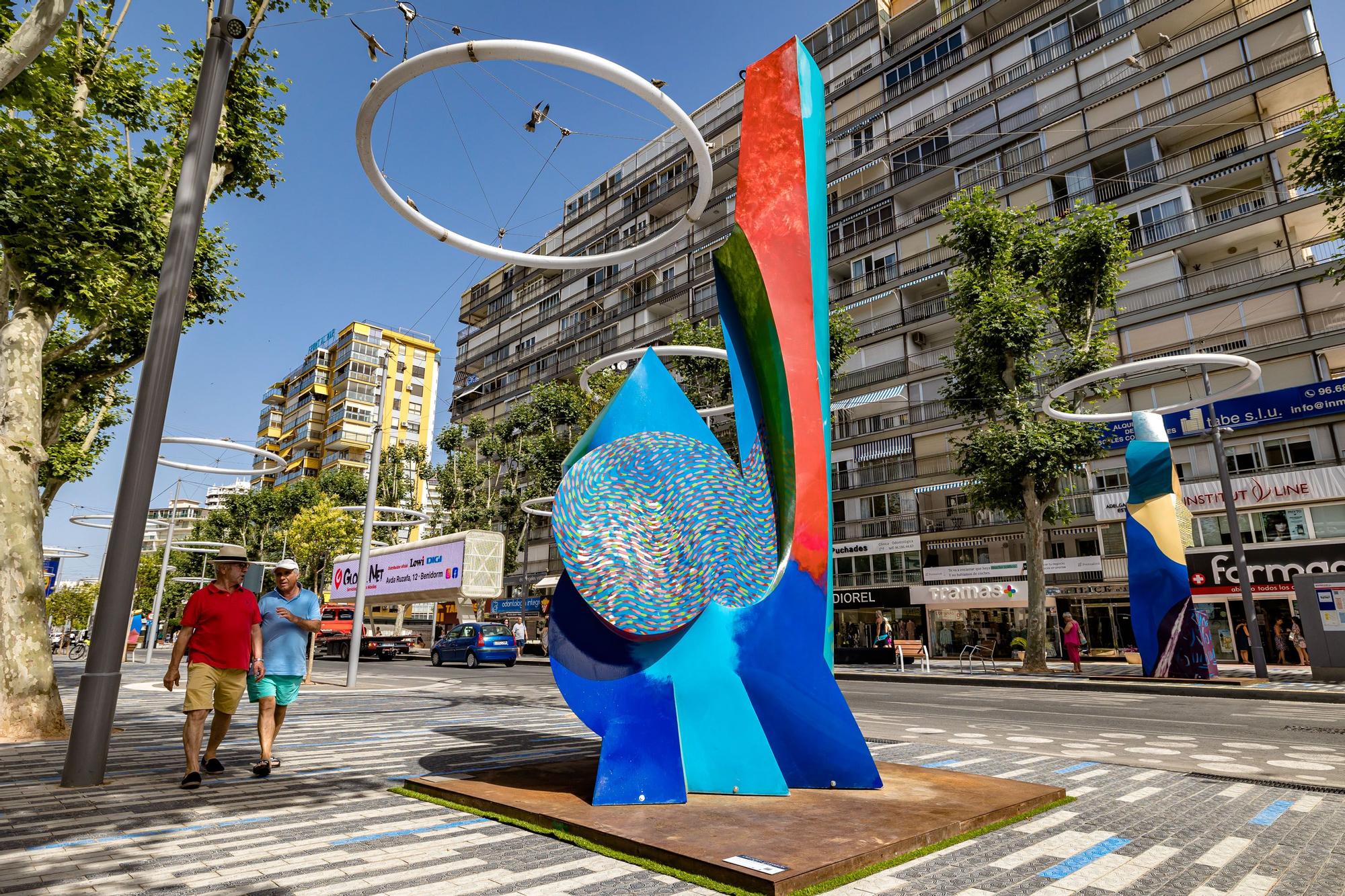 La ciudad acoge 16 esculturas de gran formato del artista Cristóbal Gabarrón, inspiradas en el palacio granadino, que se expondrán gracias a la colaboración entre el Ayuntamiento y la Ciutat de les Arts i les Ciències. Se podrán visitar hasta el 31 de enero de 2023