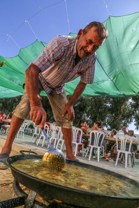 Los vecinos participan en el tercer concurso municipal de paellas