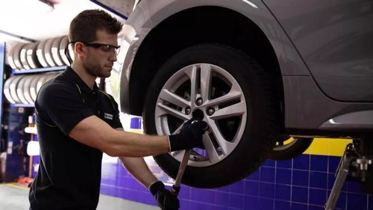 ¿Por qué los neumáticos de un coche eléctrico se desgastan un 20% más rápido?