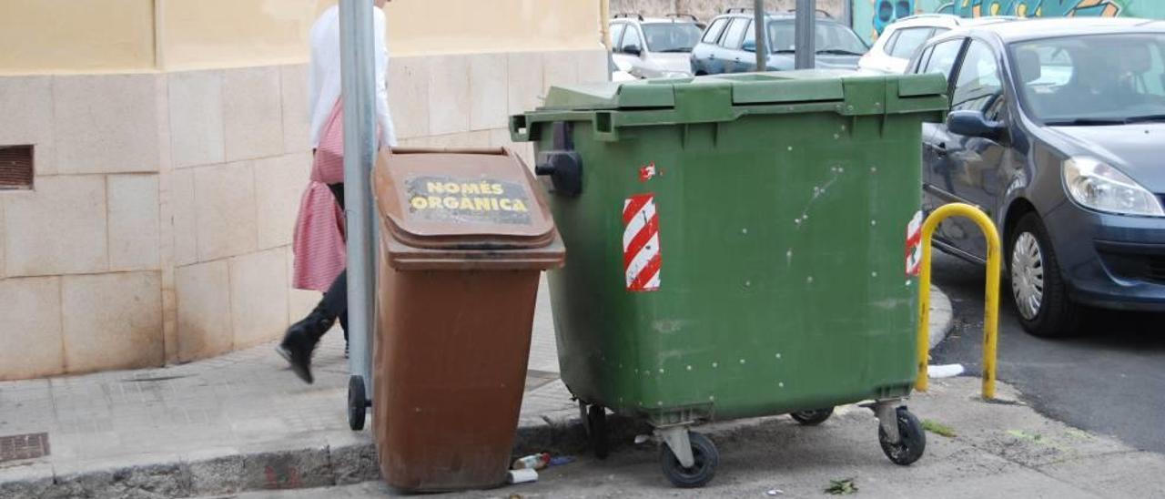 Una vecina pasea junto a uno de los &quot;ineficaces&quot; contenedores marrones para basura orgánica.