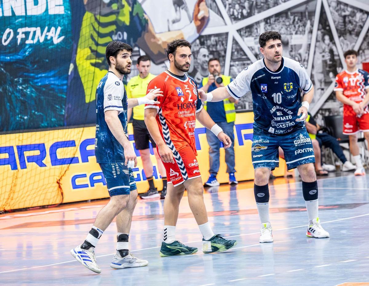 Santi López y Quintas defienden a Montoya en el duelo entre el Cangas y el EON Alicante.