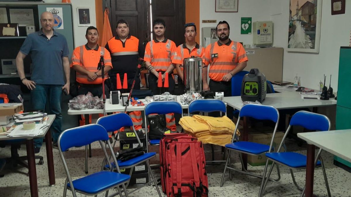 Voluntarios de Protección Civil de Toro y Javier Gómez Valdespina presentan el nuevo material en la sede de la Agrupación.