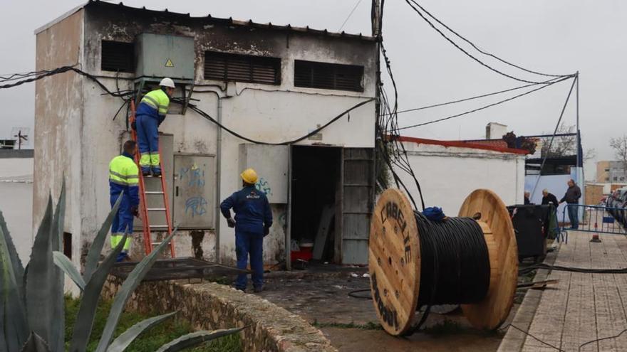 El incendio de un transformador deja sin luz durante más de 6 horas a 400 familias en Badajoz